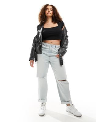 ASOS DESIGN Curve - Locker geschnittene Mom-Jeans in Hellblau mit hohem Bund und Rissen