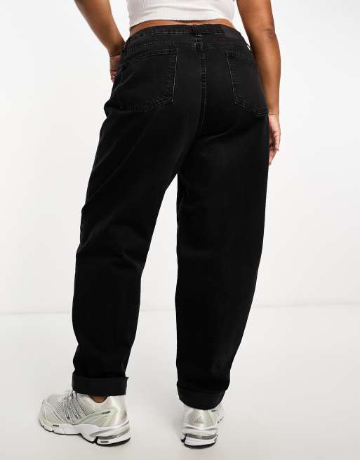 ASOS DESIGN Curve – Locker geschnittene Mom-Jeans in Schwarz mit hohem Bund, 4 von 5