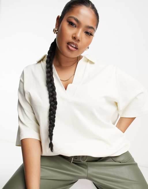 ASOS DESIGN Curve – Locker geschnittenes Polohemd in Sand mit tiefem V-Ausschnitt