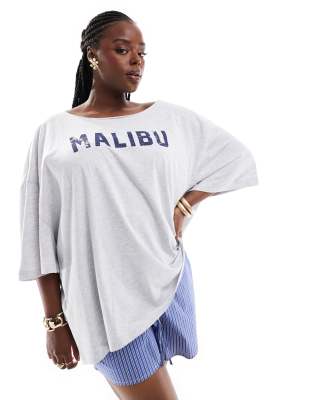 ASOS DESIGN Curve - Locker geschnittenes schulterfreies T-Shirt in Eisgrau meliert mit „Malibu"-Print