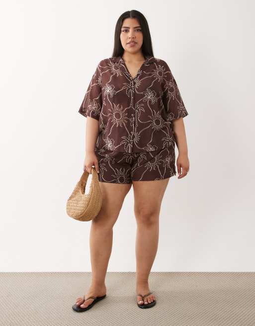 ASOS DESIGN Curve – Logan – Zestaw plażowy w tropikalny wzór: koszula i szorty, 2 z 3