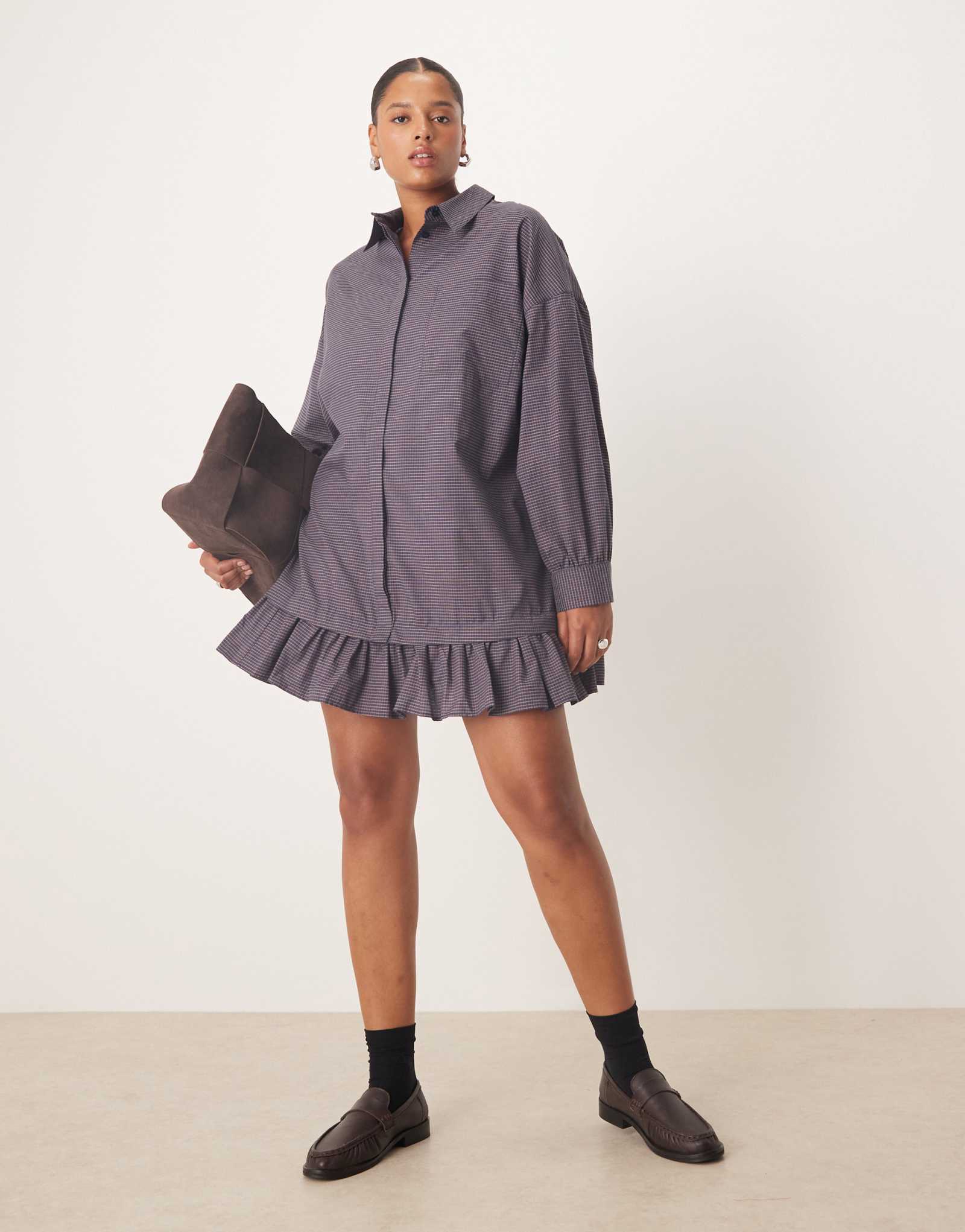 Мини-платье-рубашка ASOS DESIGN CURVE с длинными рукавами и оборками на подоле в коричневую и темно-синюю клетку