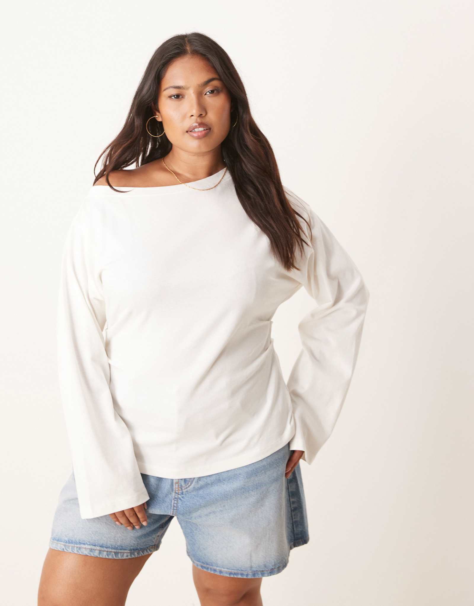 Кремовая футболка с корсетной талией ASOS DESIGN Curve с длинным рукавом и открытыми плечами кремового цвета