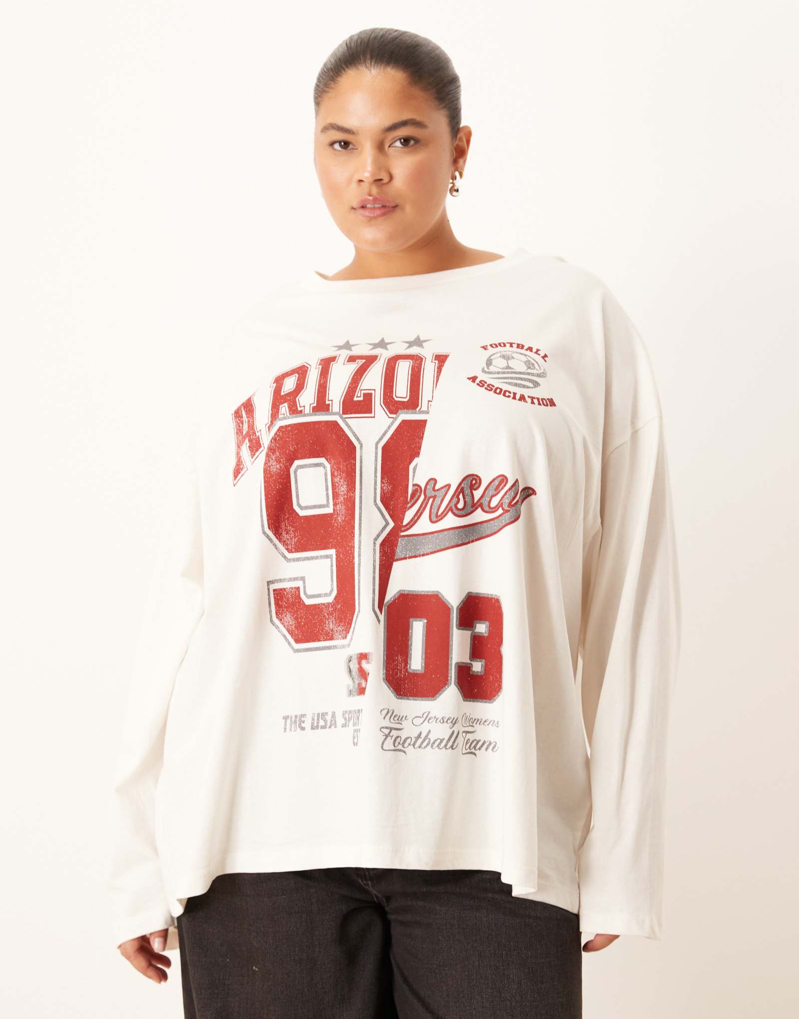 Футболка для конькобежцев ASOS DESIGN Curve с длинным рукавом и изображением университета Аризоны кремового цвета