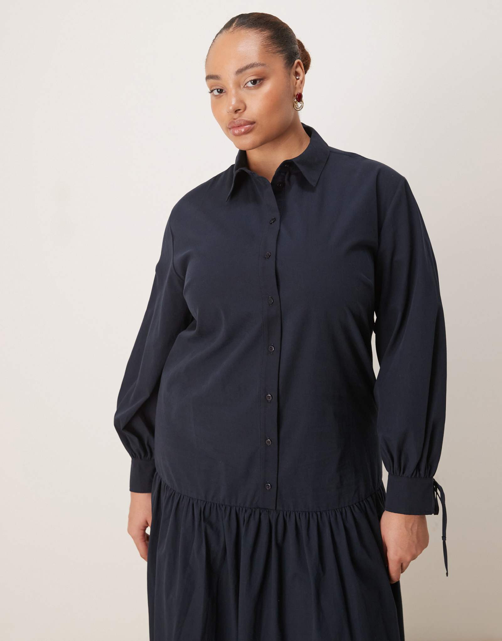 Макси-платье-рубашка ASOS DESIGN Curve с длинным рукавом и галстуком-бабочкой темно-синего цвета