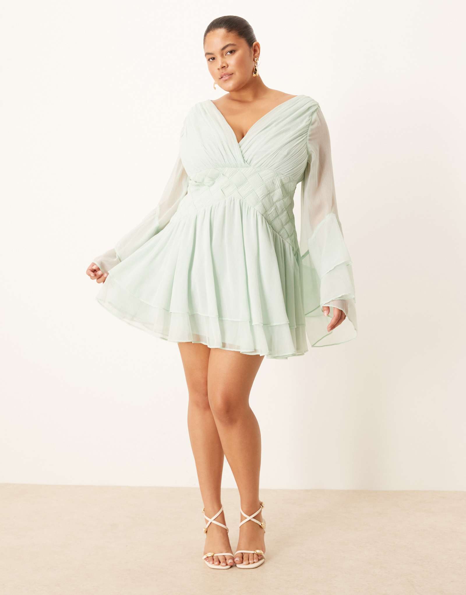 Объемное мини-платье ASOS DESIGN Curve с длинным рукавом и сетчатой талией бледно-голубого цвета 