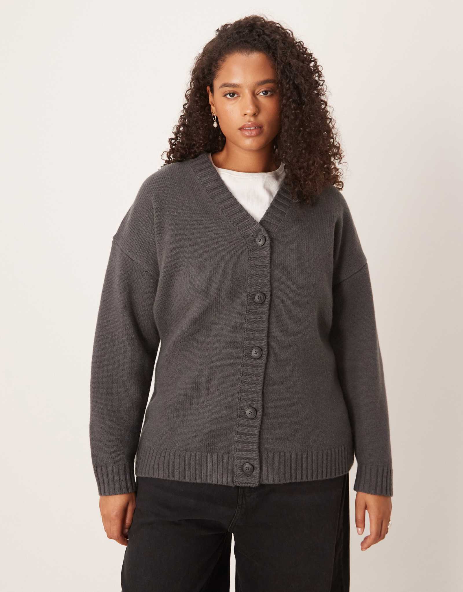 Кардиган ASOS DESIGN Curve с удлиненной талией из овечьей шерсти цвета древесного угля