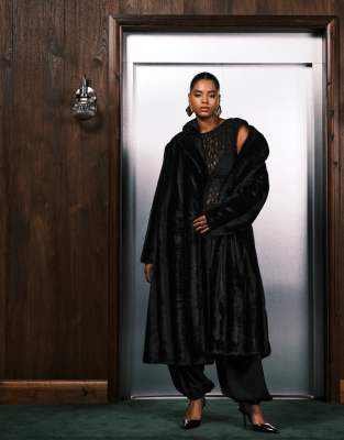 ASOS DESIGN Curve - Longline-Mantel aus Kunstpelz in Schwarz