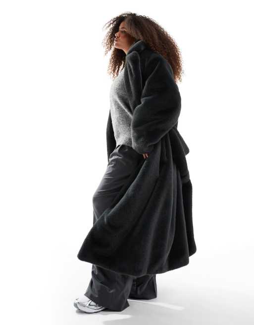 ASOS DESIGN Curve – Longline-Mantel aus Kunstpelz in Tannengrün mit Bindegürtel, 2 von 4