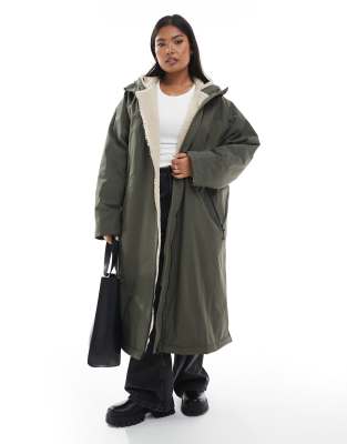 ASOS DESIGN Curve - Longline-Regenmantel in Olivgrün mit Fleecefutter-Brown