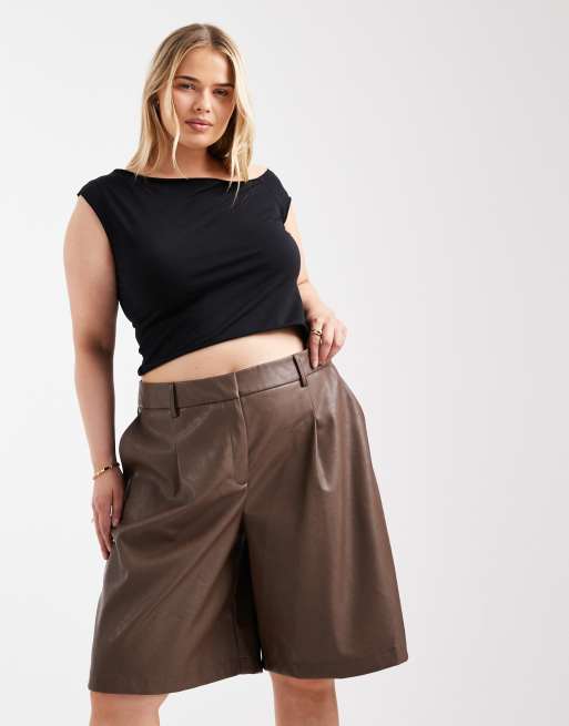 ASOS DESIGN Curve – Longline-Safari-Shorts in maulwurfsbrauner Lederoptik mit Bundfalten