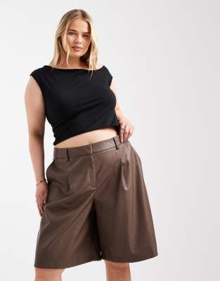 ASOS DESIGN Curve - Longline-Safarishorts in brauner Lederoptik mit Bundfalten-Weiß