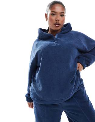 ASOS DESIGN Curve - Lounge-Kapuzenpullover aus Microfleece in Dunkelblau