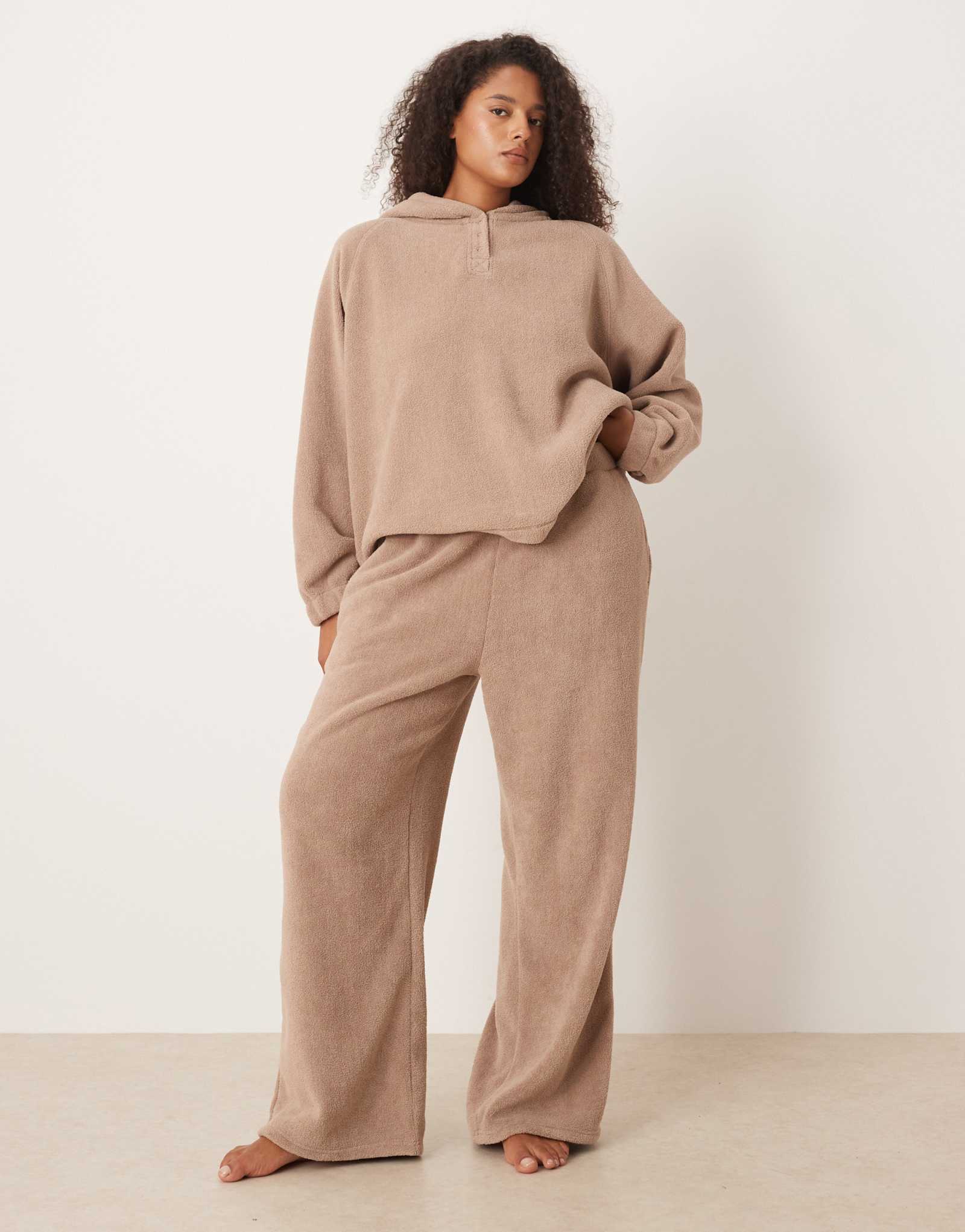 Широкие брюки из микрофлиса ASOS DESIGN Curve lounge темно-серого цвета