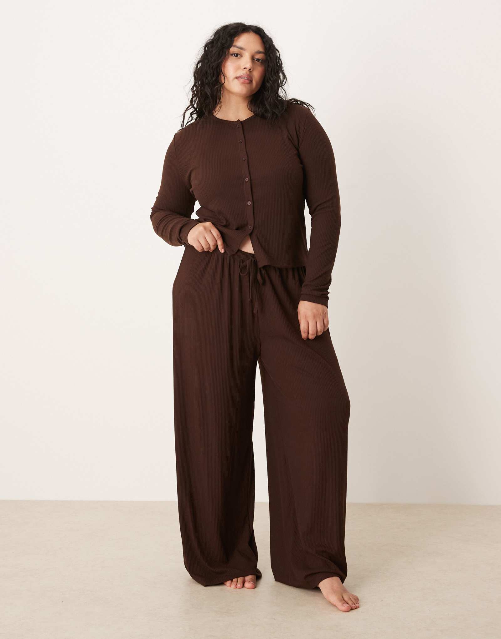 Широкие брюки в рубчик шоколадно-коричневого цвета от ASOS DESIGN Curve lounge в сочетании с другими моделями