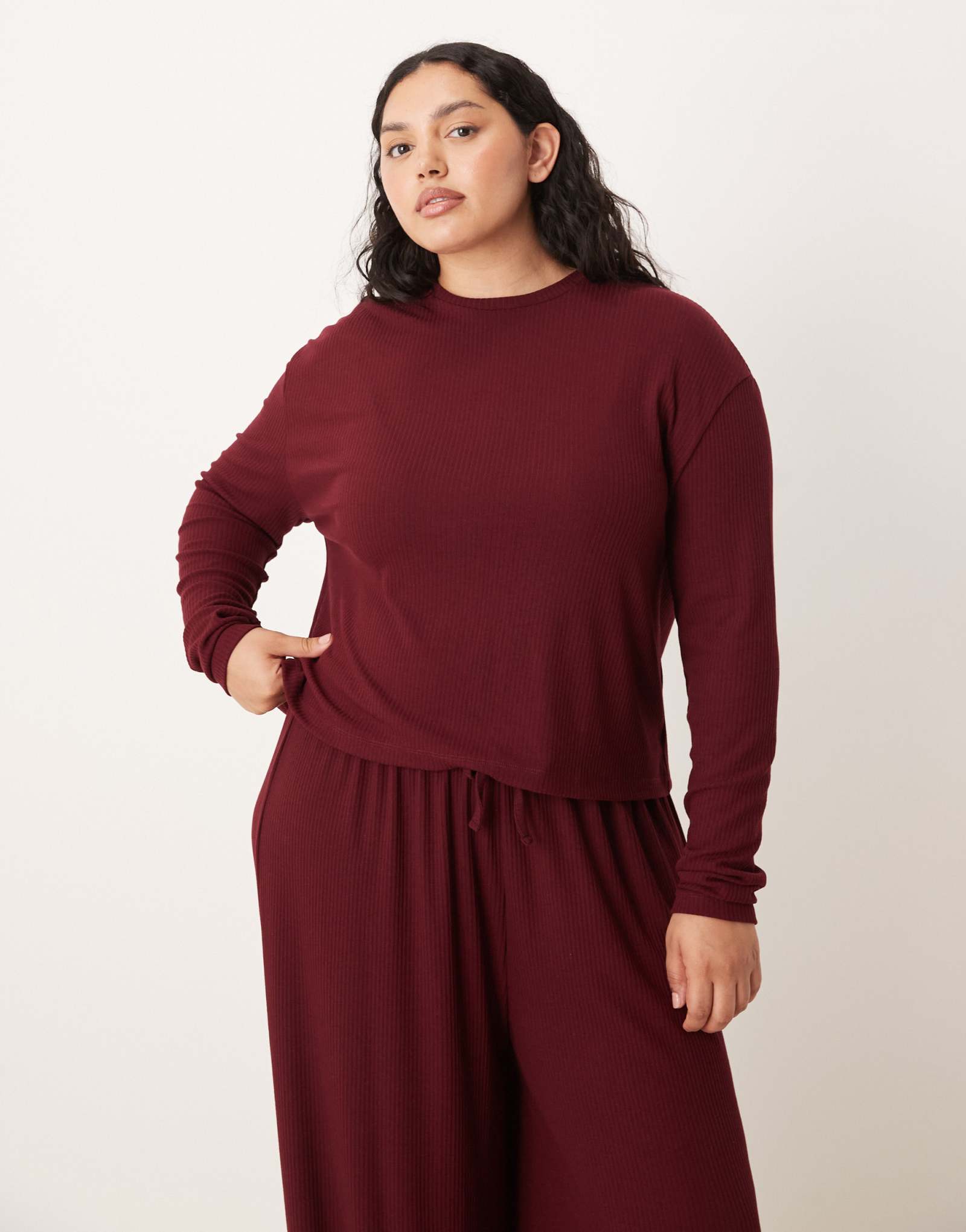 Топ в рубчик с длинным рукавом бордового цвета от ASOS DESIGN Curve lounge в сочетании с другими моделями