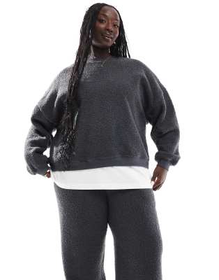 ASOS DESIGN Curve - Lounge-Set aus Teddyfell in Grau, mit Sweatshirt und Hose