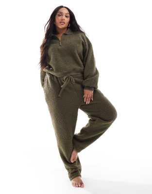 ASOS DESIGN Curve - Lounge-Set aus Teddyfell in Khaki, mit schmal zulaufender Hose und Sweatshirt mit Reißverschluss am ...