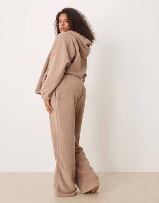 ASOS DESIGN Curve - Loungebroek van microfleece met wijde pijpen in taupe, 2 van 4