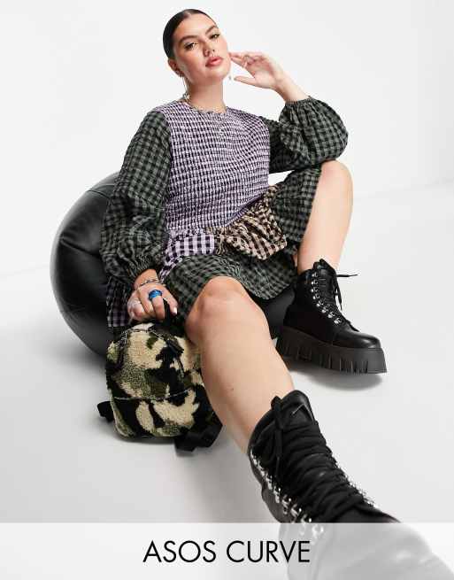 ASOS DESIGN Curve – Luźna marszczona sukienka z kaskadową falbaną i wzorem z blokami kolorów z kratką vichy