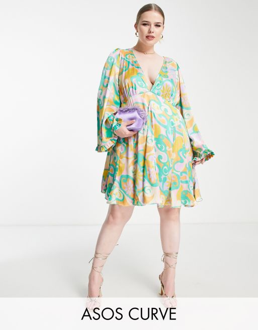 ASOS DESIGN Curve – Luźna sukienka mini z godetami i rozkloszowanymi rękawami w kwiatowy abstrakcyjny wzór w jasnych kolorach