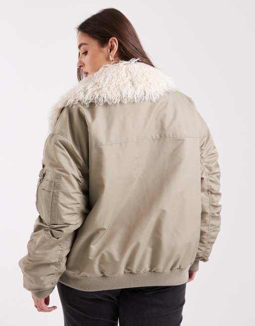 ASOS DESIGN Curve – MA1 – Kakifärgad parkas med lurvig fuskpäls, 3 av 4