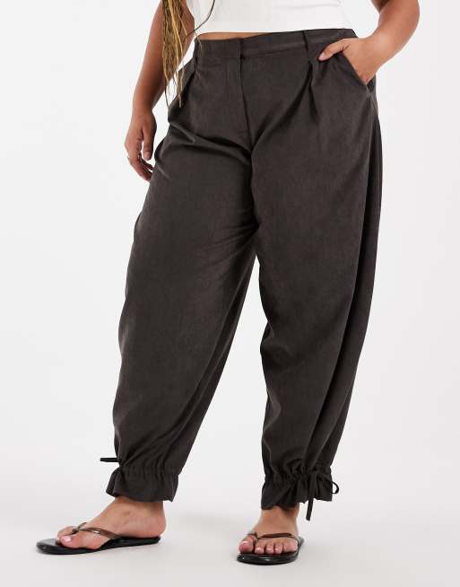 ASOS DESIGN Curve maßgeschneiderte Ballonhose mit Volantsaum in Braun, 2 von 5