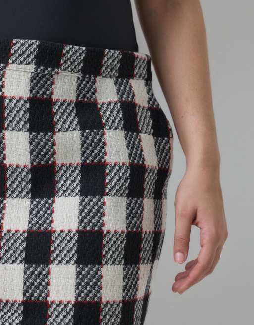 ASOS DESIGN Curve maßgeschneiderter Bouclé-Minirock mit rotem Karomuster, 4 von 6