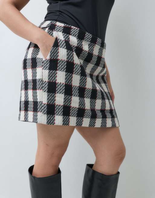 ASOS DESIGN Curve maßgeschneiderter Bouclé-Minirock mit rotem Karomuster, 5 von 6