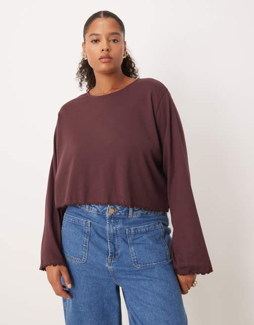 ASOS DESIGN Curve - Maglietta a maniche lunghe color fudge con orli smerlati