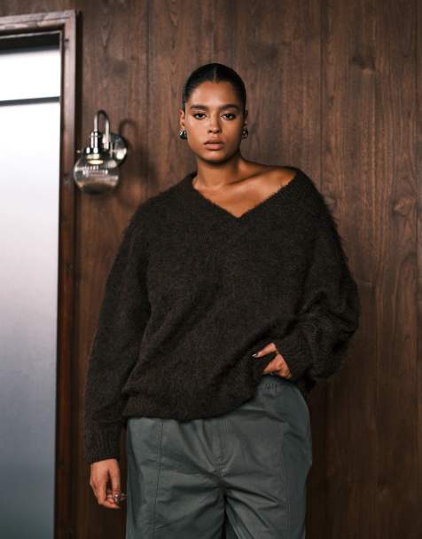 ASOS DESIGN Curve - Maglione oversize spazzolato color cioccolato con scollo a V - view 1
