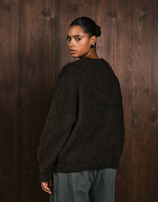 ASOS DESIGN Curve - Maglione oversize spazzolato color cioccolato con scollo a V, 4 di 4