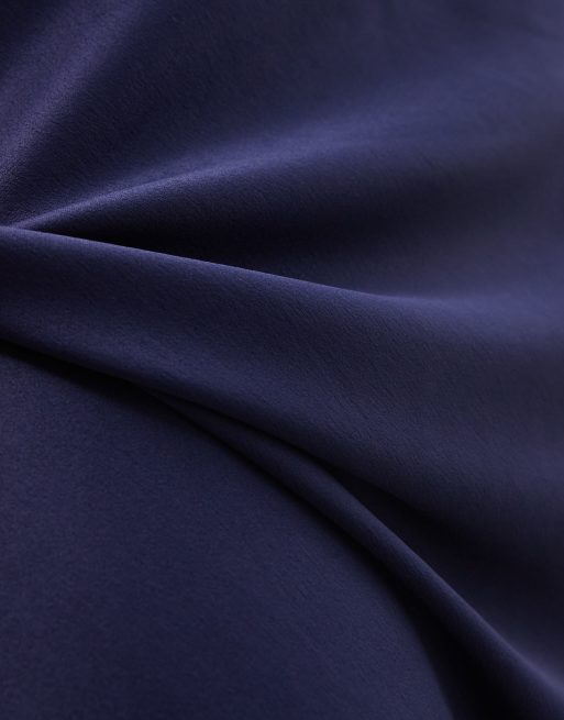 ASOS DESIGN Curve – Marinblå, diagonalskuren midikjol i satin, 5 av 5