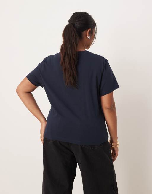 ASOS DESIGN Curve – Marinblå, kort t-shirt i chenille med Milano-tryck, 2 av 4