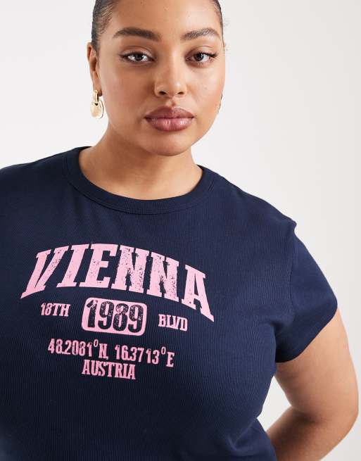 ASOS DESIGN Curve – Marinblå, krympt t-shirt med Vienna-tryck, 2 av 4