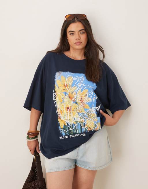 ASOS DESIGN Curve – Marinblå t-shirt i oversize med gult blomtryck