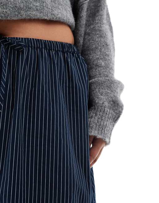 ASOS DESIGN Curve - Marineblå midinederdel med striber i A-form med bindebånd i taljen, 5 af 5