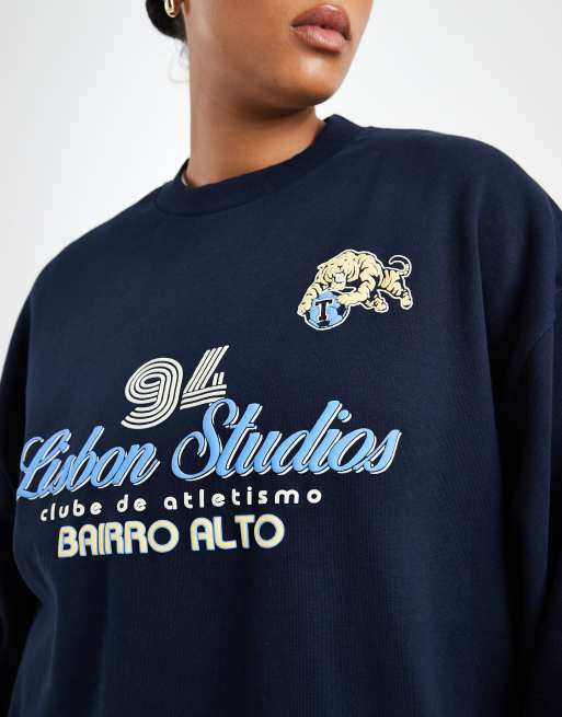 ASOS DESIGN Curve - Marineblå oversized sweatshirt med 'Lisbon'-sportsgrafik, 4 af 4