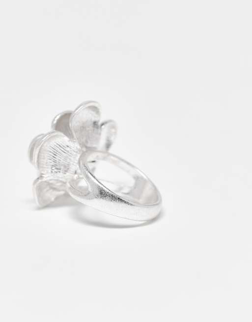 ASOS DESIGN Curve – Markanter Ring in Silberoptik mit Blumendesign, 3 von 3