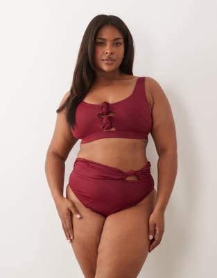 ASOS DESIGN Curve - Martina - Bikinihose in Burgunderrot mit hohem Beinausschnitt und hohem Bund Rot 50