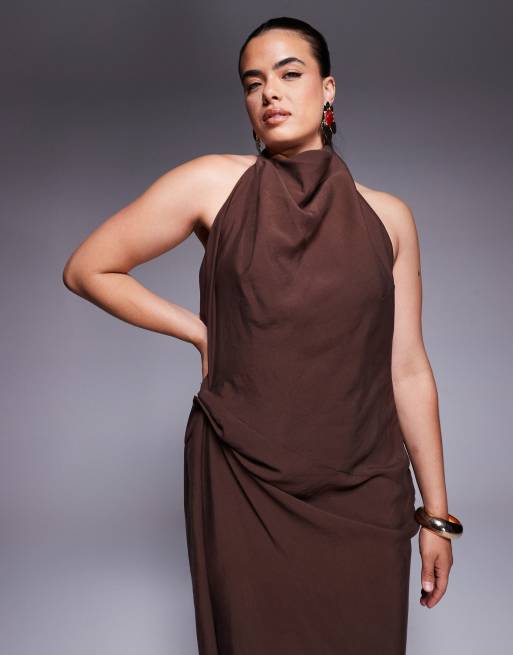 ASOS DESIGN Curve - Maxi-halterjurk met plooidetails in chocoladebruin, 2 van 4