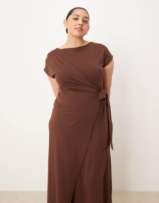 ASOS DESIGN Curve - Maxi-jurk met rechte hals en overslag in chocoladebruin, 2 van 4