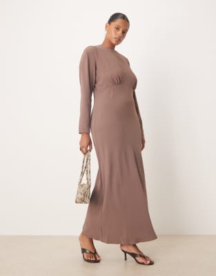 ASOS DESIGN Curve - Maxi-Schlupfkleid aus Satin in kräftigem Taupe mit Schrägschnitt und Detail an der Brustpartie-Brown