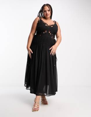 ASOS DESIGN Curve - Maxi-Trägerkleid in Schwarz mit Lochmuster und Kordelzug in der Taille