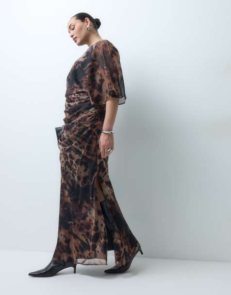 ASOS DESIGN Curve maxikjole i chiffon med asymmetriske ærmer og mørkt dyreprint - view 1