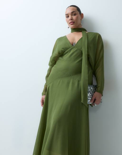 ASOS DESIGN Curve maxikjole med flagermusærmer, asymmetrisk vid nederdel og tørklæde i olivengrøn, 3 af 5