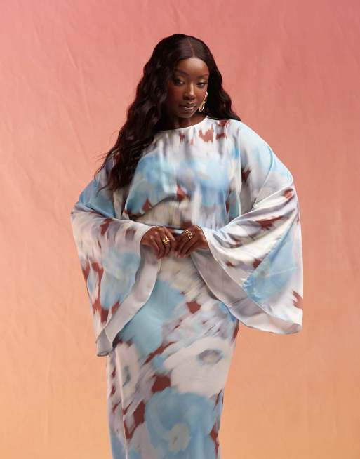 ASOS DESIGN Curve - Maxikjole med flagermusærmer og skråsnit i satin med sløret blomstermønster, 4 af 4