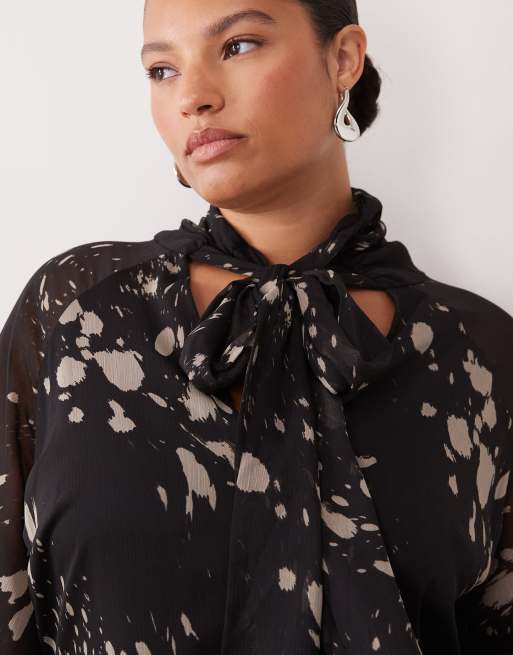 ASOS DESIGN Curve maxiklänning med knytkrage i abstrakt prickigt tryck, 3 av 4