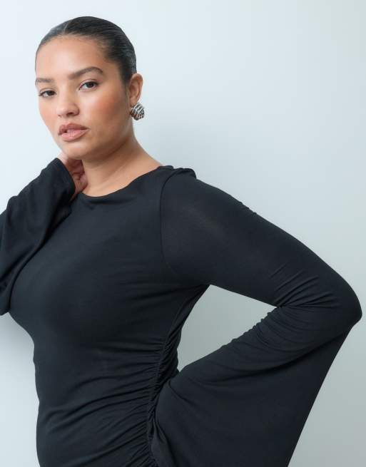 ASOS DESIGN Curve maxiklänning med waterfall-ärm och rynkade detaljer i svart, 3 av 4