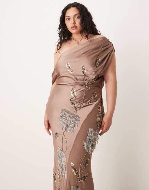 ASOS DESIGN Curve – Maxikleid aus Chiffon-Satin-Mix in Mokka mit Blumenverzierung, 2 von 4